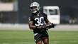 Mike Washington Jr. recibe el ovoide durante un entrenamiento de Raiders. FOTO: @myke.wash