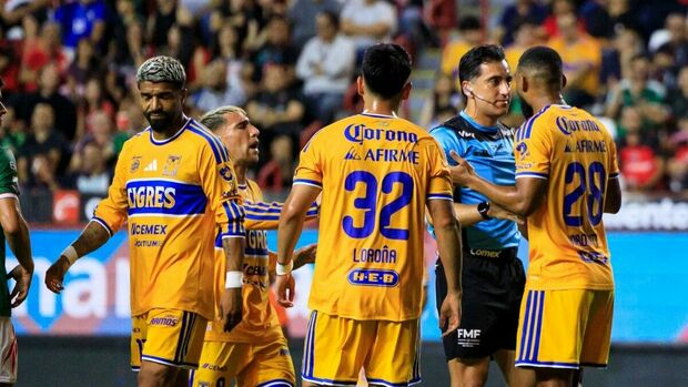 Rodrigo Aguirre fue expulsado por taparse la boca (Mexsport)