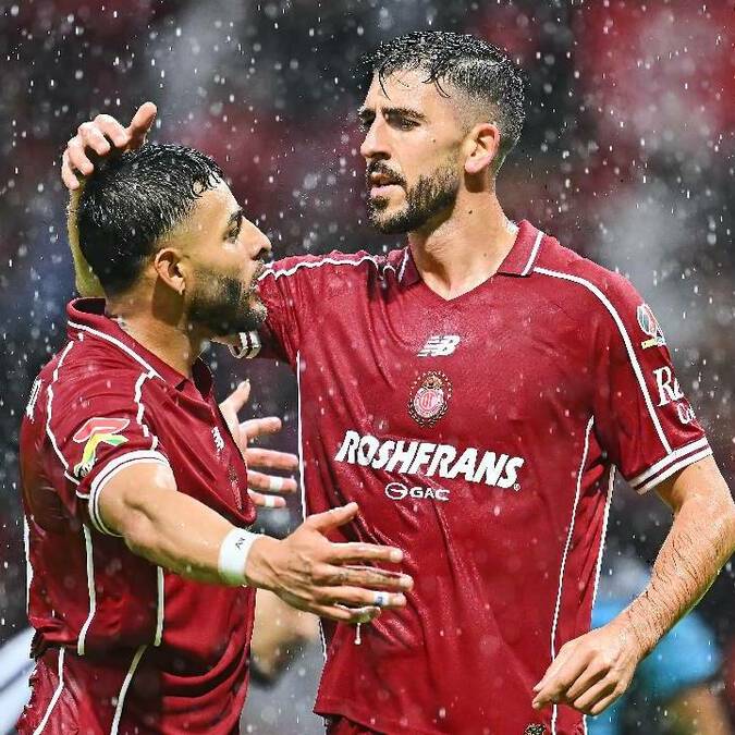 Alexis Vega y Paulinho celebran una de las cinco anotaciones de Toluca ante Atlas. FOTO: Imago7