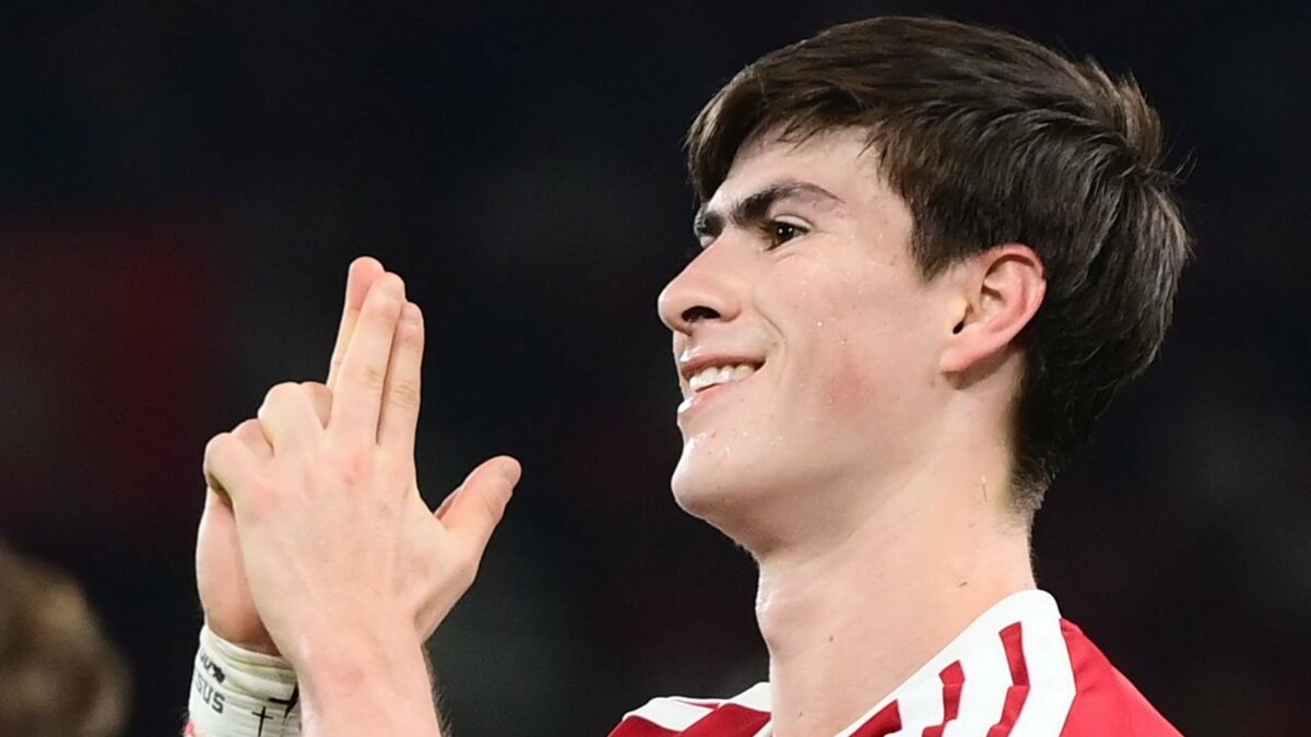 Armando "Hormiga" González con el Olympiacos (@olympiacosfc)