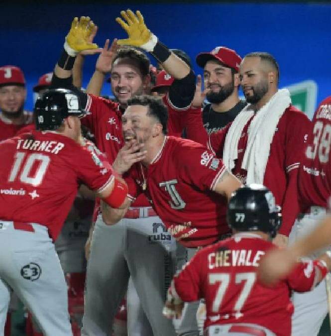 Justin Turner celebra con el resto de los Toros en el Juego 3 de la Serie del Rey ante Olmecas. FOTO Imago7