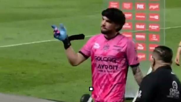 Luis Jiménez, portero de Necaxa, realiza gesto ofensivo a la tribuna / Captura