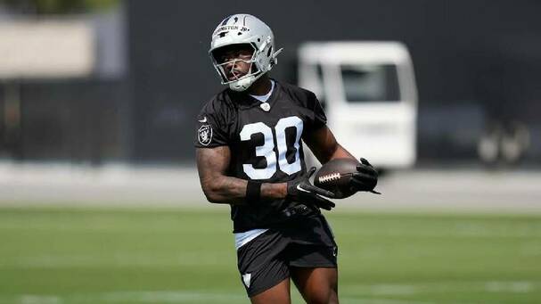 Mike Washington Jr. recibe el ovoide durante un entrenamiento de Raiders. FOTO: @myke.wash