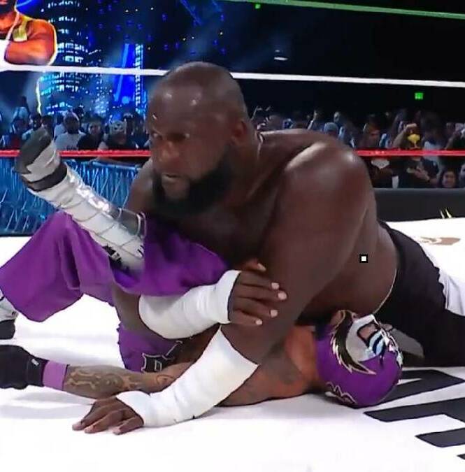 Omos derrota a Rey Mysterio con toque de espalda en Triplemanía 34 desde Las Vegas. FOTO: Captura @luchalibreaaa