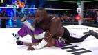 Omos derrota a Rey Mysterio con toque de espalda en Triplemanía 34 desde Las Vegas. FOTO: Captura @luchalibreaaa