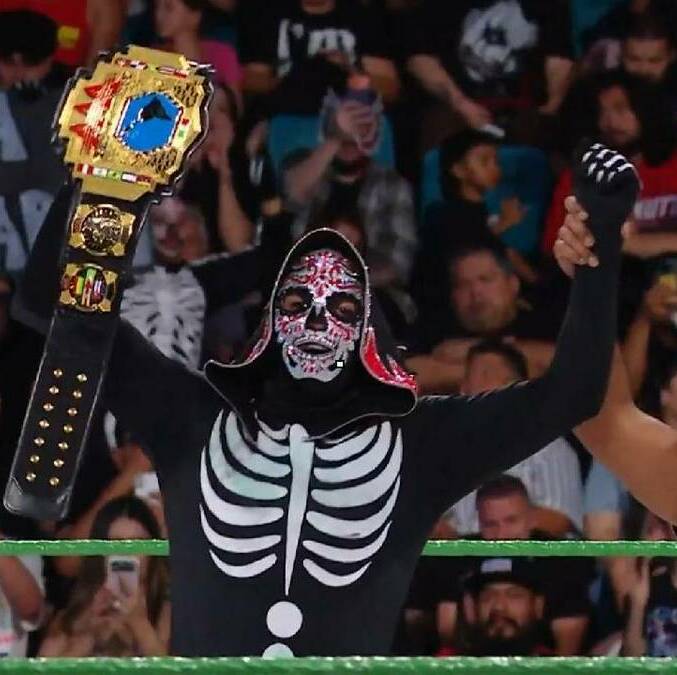La Parka celebra su triunfo en la primera noche de Triplemania 34 desde Las Vegas. FOTO: Captura @luchalibreaaa