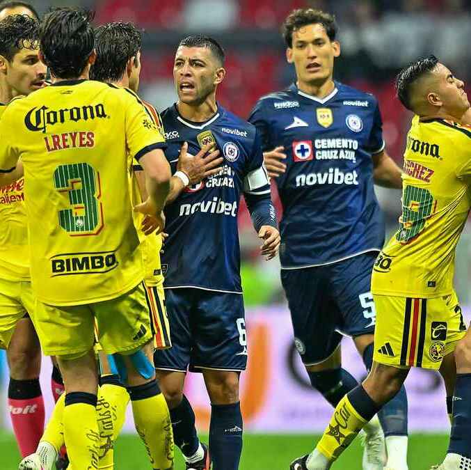 Pelea en el Cruz Azul vs. América (Imago7)