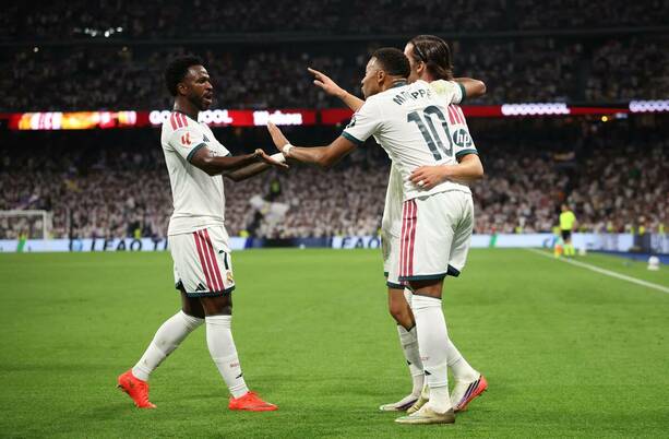 Real Madrid empata en el liderato, aunque con un partido más / Reuters
