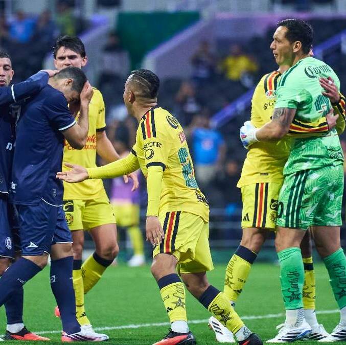 Rodolfo Cota es felicitado por sus compañeros al detener el penalti de Nico Ibáñez. FOTO: Mexsport