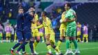 Rodolfo Cota es felicitado por sus compañeros al detener el penalti de Nico Ibáñez. FOTO: Mexsport