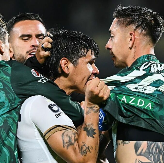 Sebastián Vegas fue expulsado por jalar del cabello a Robert Morales (Fotografía: Mexsport)