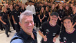 Budkowski, Bottas y Pérez frente al resto del equipo de Cadillac. (Foto: X @Cadillac_F1)