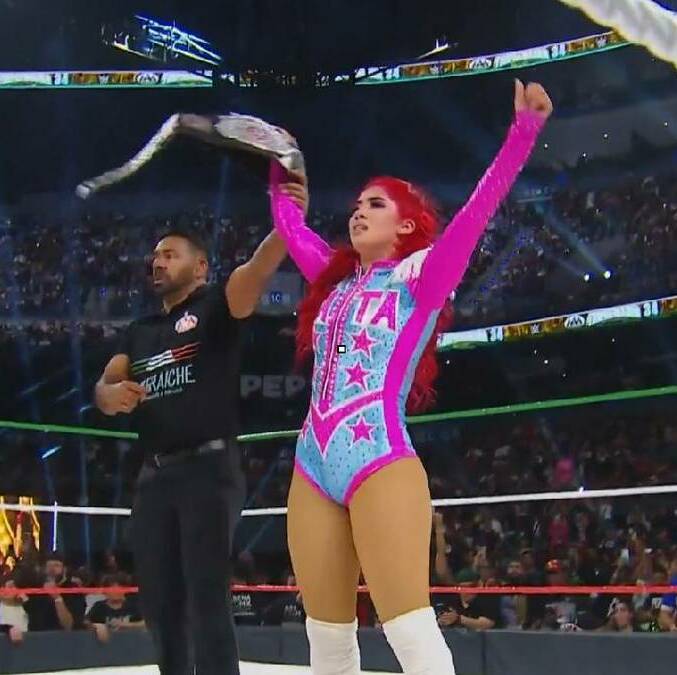 La Catalina festeja tras conquistar el Reina de Reinas de AAA. FOTO: Captura @luchalibreaaa