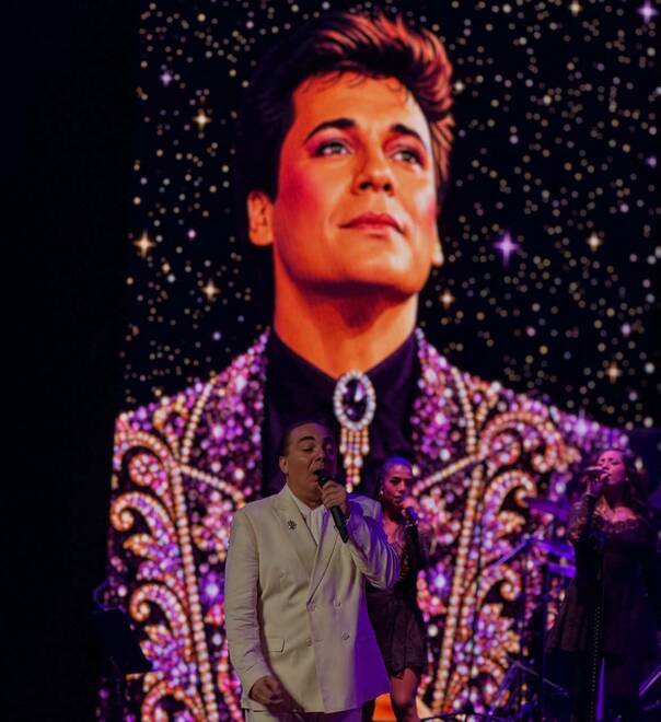 Cristian Castro canta una rola de Juan Gabriel en su coincierto en Las Vegas. FOTO: @yosoy8a