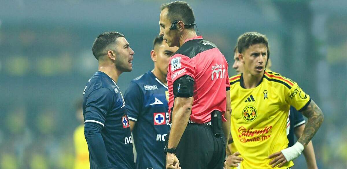 Luis Enrique Santander muestra una tarjeta amarilla a Erik Lira en el Clásico Joven. FOTO: Imago7
