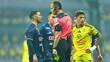 Luis Enrique Santander muestra una tarjeta amarilla a Erik Lira en el Clásico Joven. FOTO: Imago7