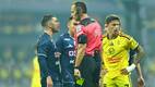Luis Enrique Santander muestra una tarjeta amarilla a Erik Lira en el Clásico Joven. FOTO: Imago7