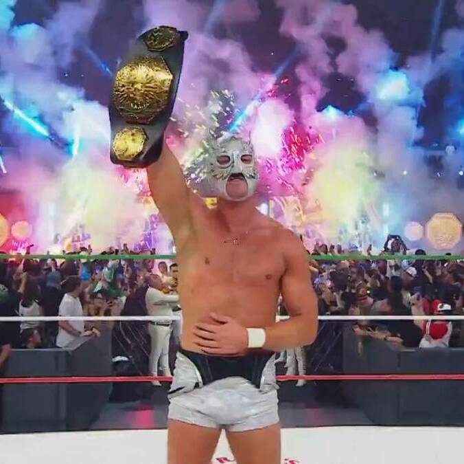 El Grande Americano levanta el Megacampeonato de AAA. FOTO: Captura @WWE