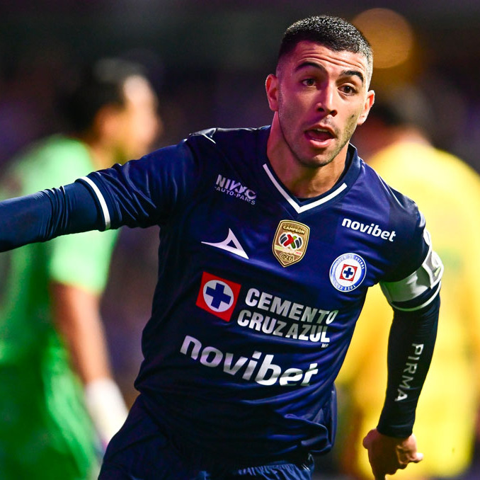 Erik Lira, feliz de seguir ligado a Cruz Azul. (Foto: Mexsport)