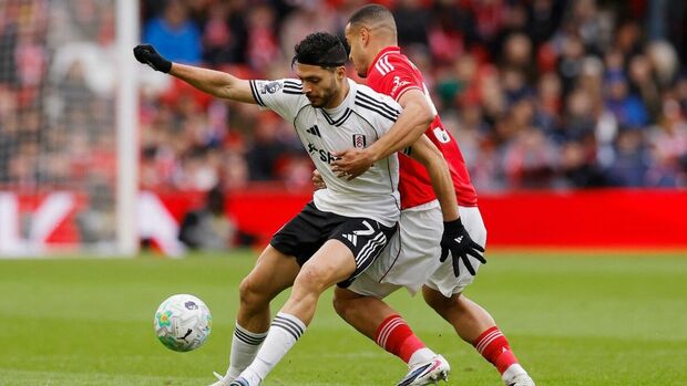 Raúl Jiménez y Fulham en una dura visita al Forest en el City Ground| Foto: (Reuters)