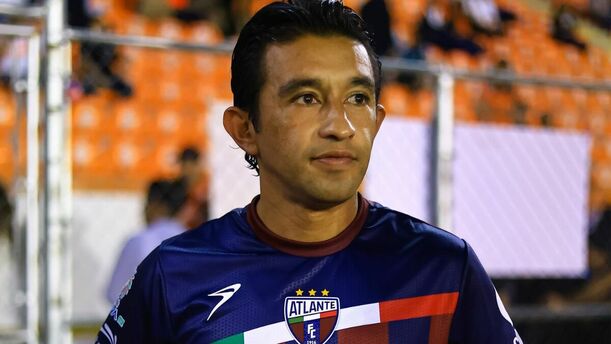 Christian "Hobbit" Bermúdez con el Atlante (Imago7)
