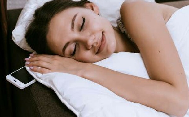 Dormir con el celular a un lado no es bueno. (Foto: Info Latina)