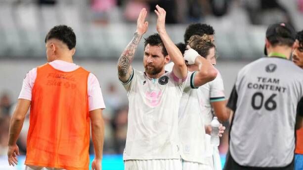 Lionel Messi aplaude con evidente molestía al término del partido entre el Inter de Miami y Nashville. FOTO: Reuters
