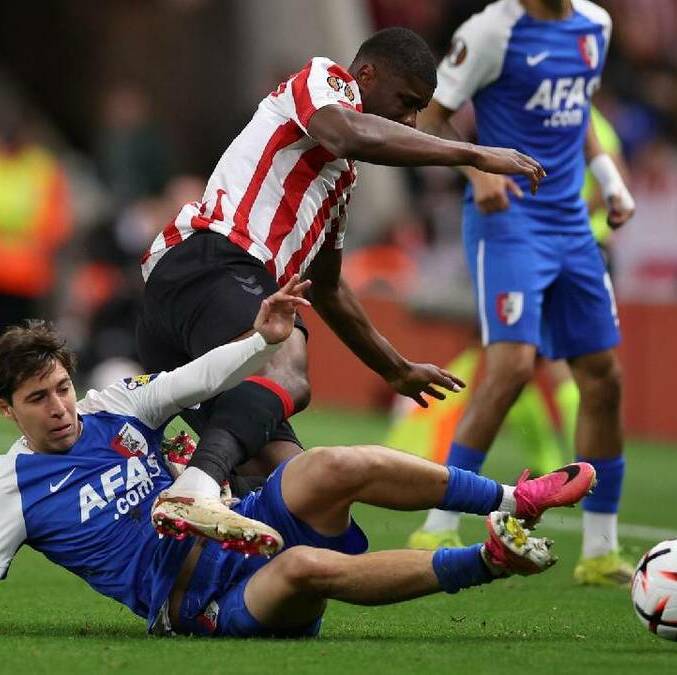 Mateo Chávez se barre en una jugada sobre Kevin Danso del Sunderland en su duelo de Europa League. FOTO EFE