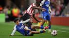 Mateo Chávez se barre en una jugada sobre Kevin Danso del Sunderland en su duelo de Europa League. FOTO EFE