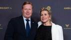 Ronald Koeman junto a su esposa Bartina en un evento del Barcelona. FOTO: @@RonaldKoeman