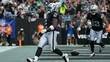 Ashton Jeanty (2), corredor de Las Vegas Raiders anota un touchdown en el segundo cuarto contra Miami Dolphins en el Allegiant Stadium. FOTO: Reuters