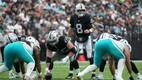El quarterback de Las Vegas Raiders, Kirk Cousins (8), prepara una jugada en el segundo cuarto ante Miami Dolphins en el Allegiant Stadium. FOTO: Reut
