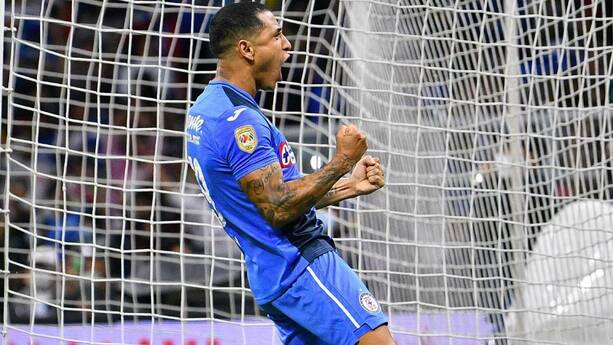 Yotún en festejo de gol con Cruz Azul (Imago7)