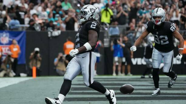 Ashton Jeanty (2), corredor de Las Vegas Raiders anota un touchdown en el segundo cuarto contra Miami Dolphins en el Allegiant Stadium. FOTO: Reuters