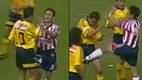 Cuauhtémoc Blanco y Felipe de Jesús Robles protagonizaron una bronca en el Clásico del Verano 99. FOTO: Capturas