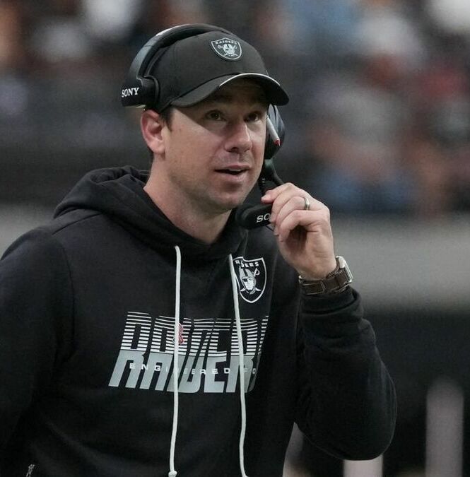 Klint Kubiak cerró su preparación para medirse a LA Chargers (Fotografía: Reuters)