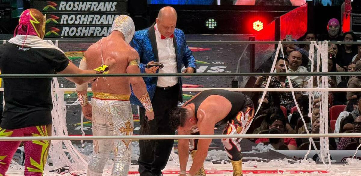 Mistico observa como es rapado Averno tras su combate de apuesta en el 93 Aniversario del CMLL. FOTO: Sebastián Girón