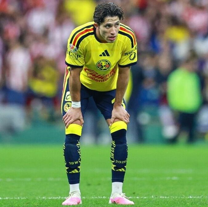 Alan Cervantes salió molesto del Clásico Nacional (Fotografía: Imago 7)