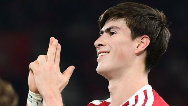 Armando "Hormiga" González con el Olympiacos (@olympiacosfc)