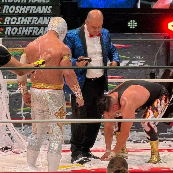 Mistico observa como es rapado Averno tras su combate de apuesta en el 93 Aniversario del CMLL. FOTO: Sebastián Girón