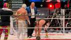 Mistico observa como es rapado Averno tras su combate de apuesta en el 93 Aniversario del CMLL. FOTO: Sebastián Girón