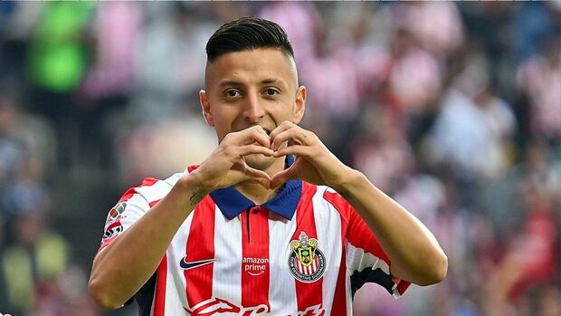 El Piojo Alvarado saldrá titular al duelo ante Pumas (Fotografía: Imago 7)