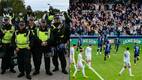 Mucha tensión se vivio entre los aficionados de Millwall y West Ham en el Derbi de los Muelles. FOTO: Reuters / @millwallfc
