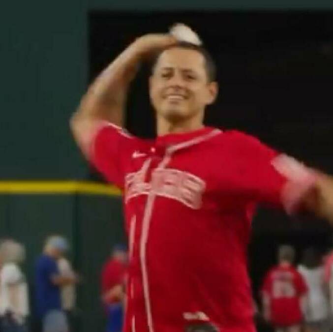 Chicharito Hernández cambia el futbol por beisbol / Captura