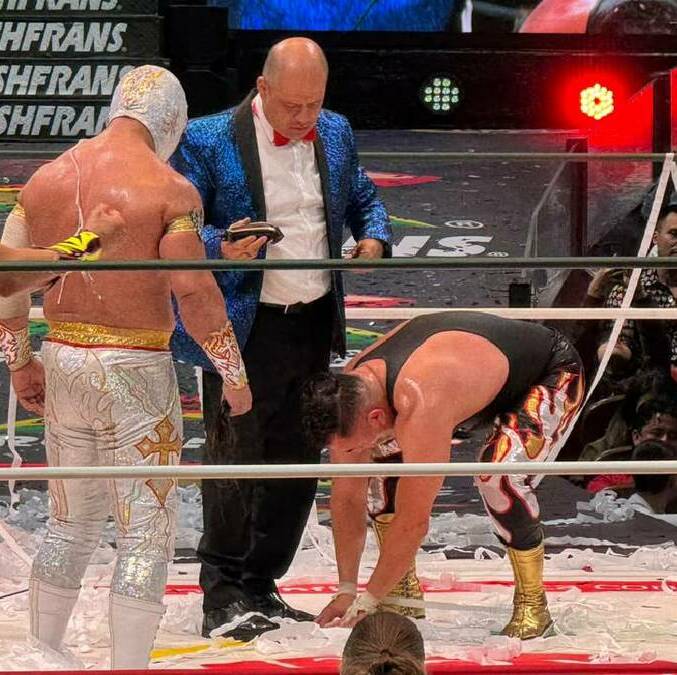 Mistico observa como es rapado Averno tras su combate de apuesta en el 93 Aniversario del CMLL. FOTO: Sebastián Girón