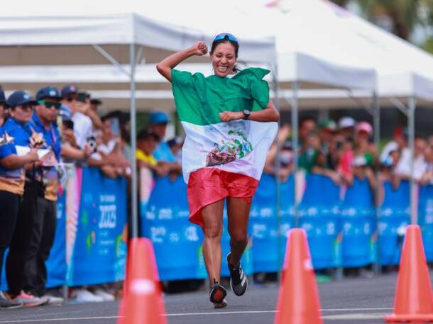 Alejandra Ortega llega a la meta (TWITTER @COM_Mexico)