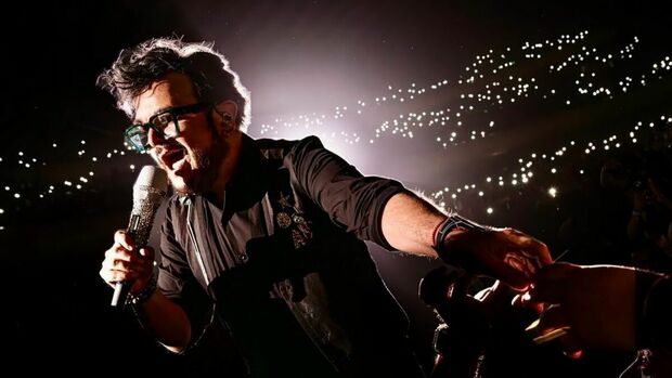 Aleks Syntek podría irse de México tras críticas y abucheos del público (Fotografía: X @alekssyntek_ofi)