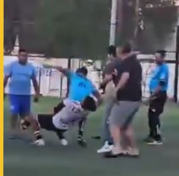 Un árbitro fue agredido por no marcar un penalti (Captura X @laserdnahuel)