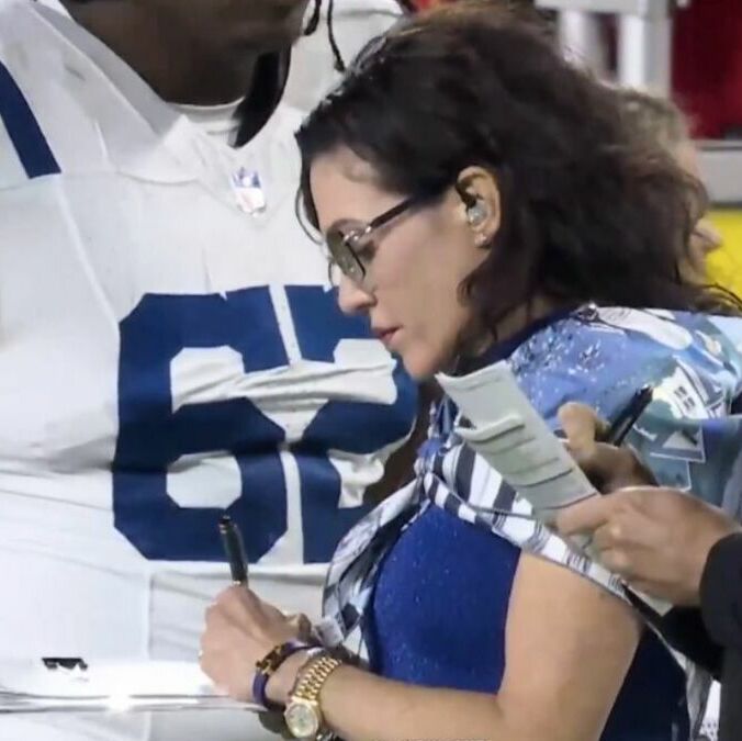 Carlie Irsay-Gordon durante un partido de Colts. (Foto: captura de pantalla de video de SNF)