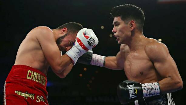 Joselito Velázquez lanza un golpe a Armando Vázquez en una funcion de boxeo. FOTO: Imago7
